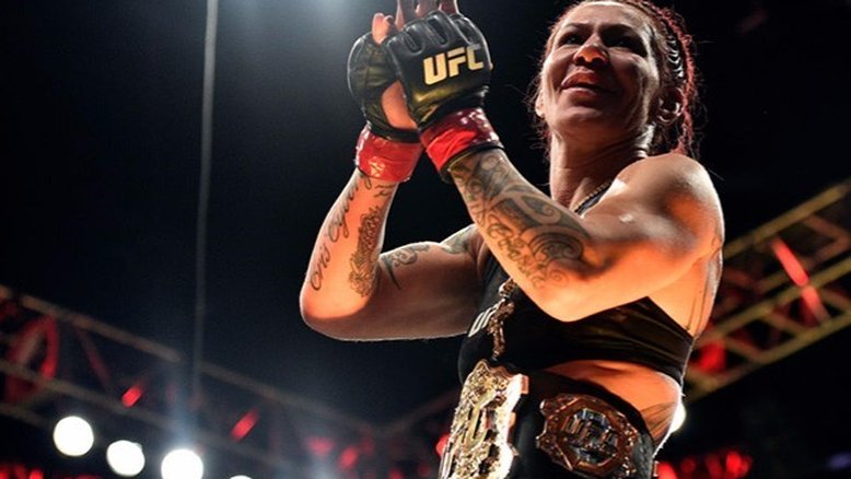 Cyborg derrota Holm e mantém cinturão do peso pena do UFC no Brasil