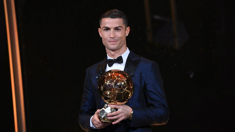 Cristiano Ronaldo vence prêmio Bola de Ouro pela 5ª vez e alcança Messi