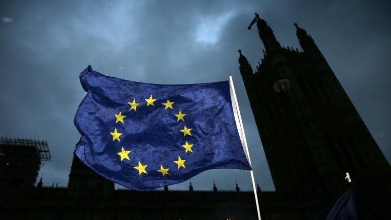 May afirma que data do Brexit pode ser adiada 'excepcionalmente'