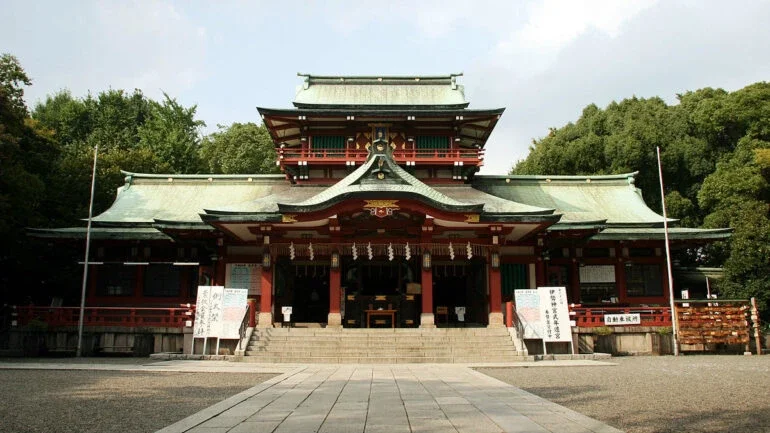 Ataque com espada samurai deixa 3 mortos em santuário no Japão