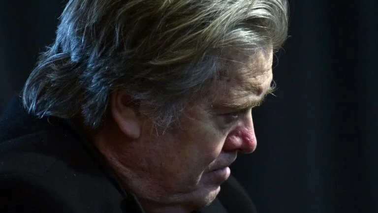 Steve Bannon se entrega ao FBI após acusação de desacato