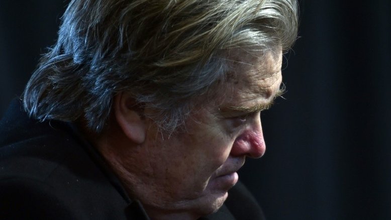 Steve Bannon se entrega ao FBI após acusação de desacato