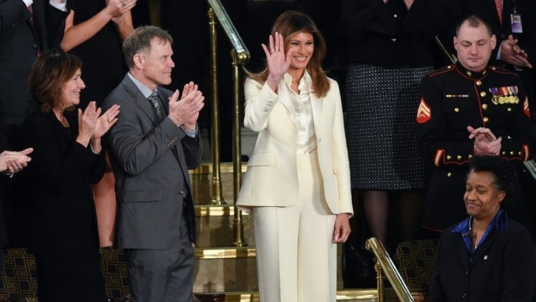 Melania Trump volta ao cenário público no discurso de seu marido no Congresso