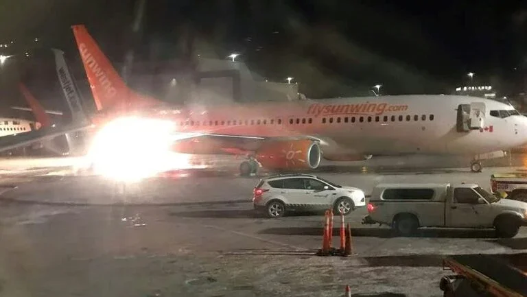 Dois aviões se chocam em pista do aeroporto de Toronto
