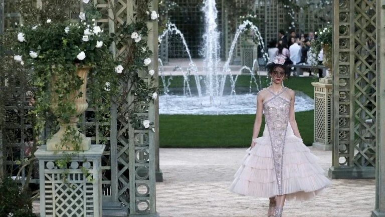 Princesas de rosa no jardim francês de Karl Lagerfeld