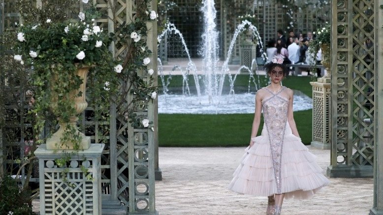 Princesas de rosa no jardim francês de Karl Lagerfeld