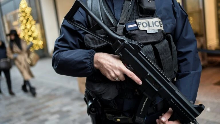Homem de 33 anos é preso em Paris suspeito de preparar atentado