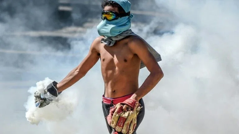 Distúrbios em protesto em Caracas pela morte de piloto rebelde