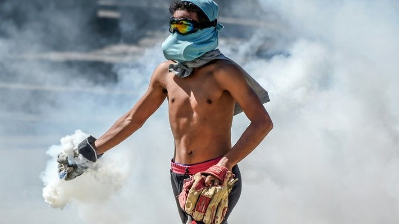 Distúrbios em protesto em Caracas pela morte de piloto rebelde