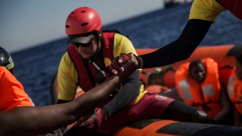 Morre bebê durante resgate de imigrantes no Mediterrâneo