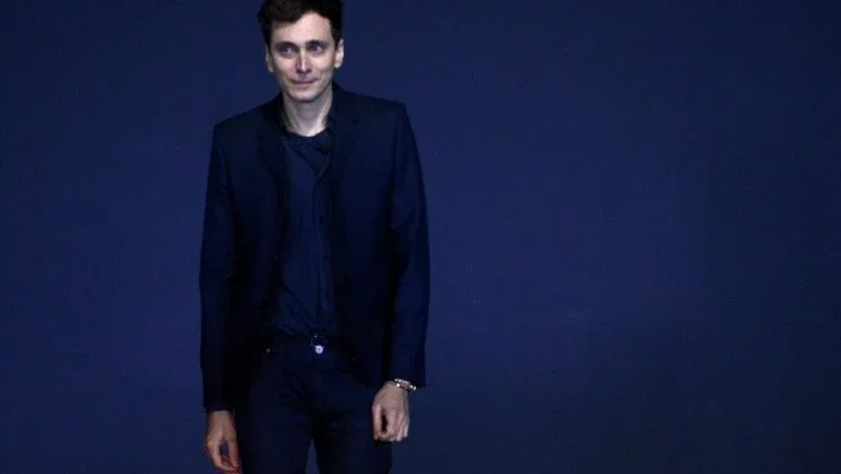 Estilista francês Hedi Slimane assume direção artística da Céline