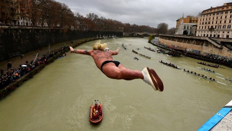 Roma realiza tradicional mergulho de Ano Novo apesar do frio