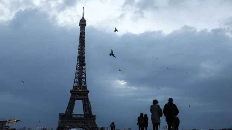Tempestade Eleanor força o fechamento da Torre Eiffel