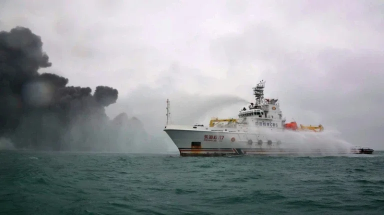 Petroleiro iraniano corre risco de explosão no litoral da China