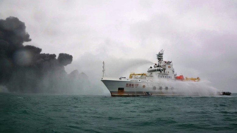 Petroleiro iraniano corre risco de explosão no litoral da China