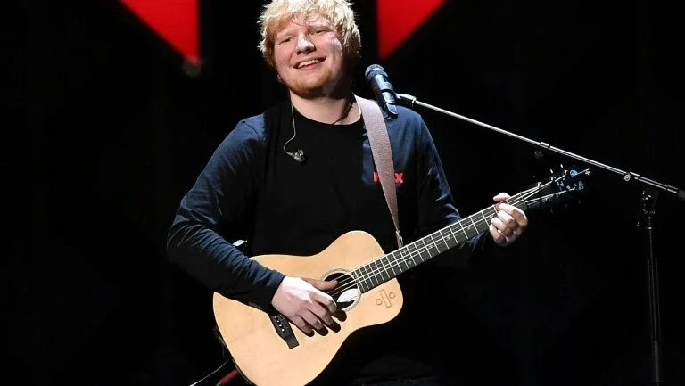 Cantor britânico Ed Sheeran anuncia que está noivo