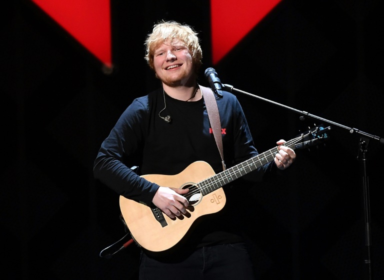 Cantor britânico Ed Sheeran anuncia que está noivo