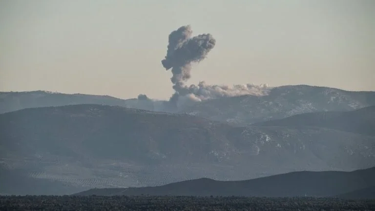Turquia lança operação contra milícia curda na Síria, bombardeios matam dez