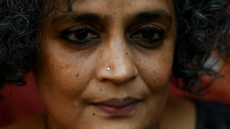 Arundhati Roy lança livro 20 anos após 