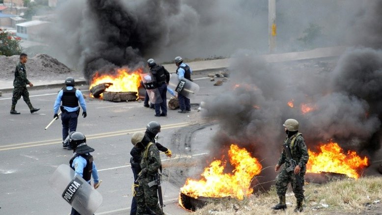 Protestos contra reeleição presidencial bloqueiam vias em Honduras