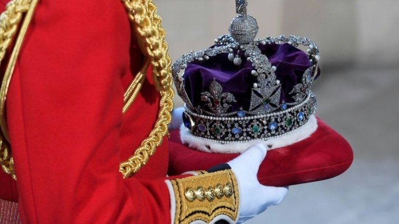 Elizabeth II descreve enorme peso da coroa: pode 'quebrar o pescoço'