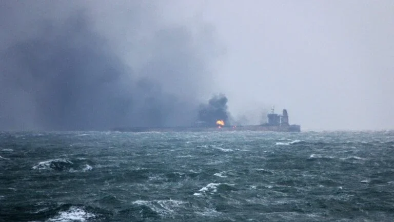 China descarta maré negra causada por petroleiro em chamas
