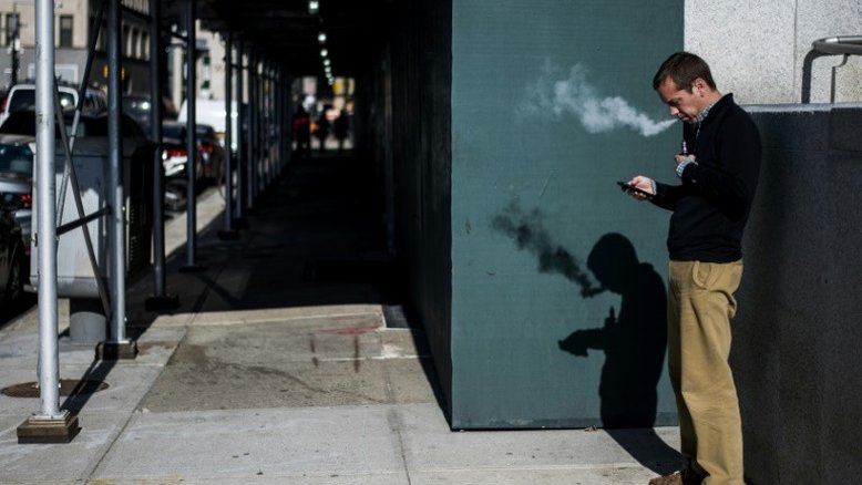 Cigarro eletrônico pode ser ruim para jovens e bom para adultos, diz estudo