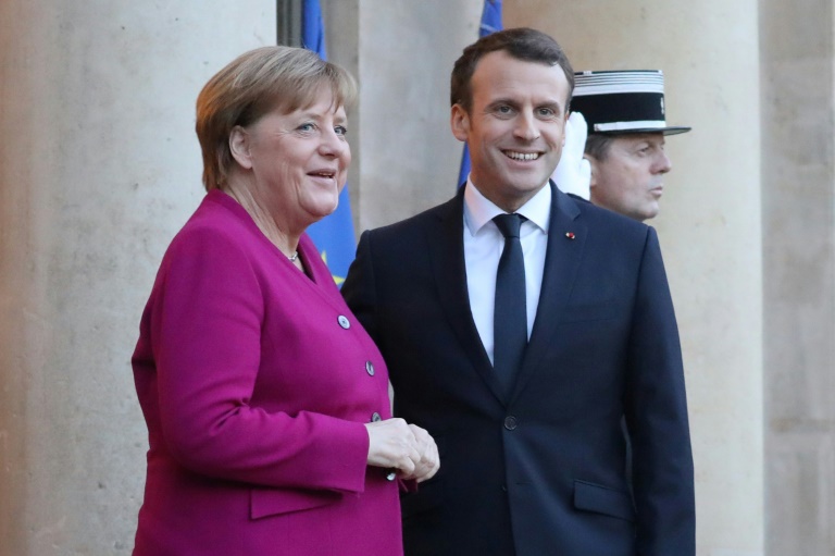 Merkel e Macron pedem globalização mais justa em Davos, antes da chegada de Trump