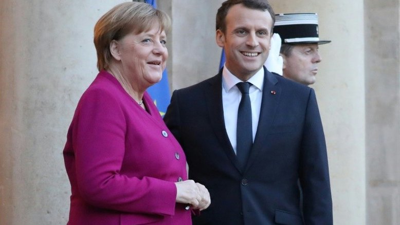 Merkel e Macron pedem globalização mais justa em Davos, antes da chegada de Trump