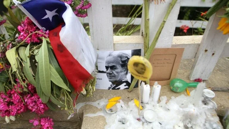 Chile se despede de poeta Nicanor Parra em frente ao mar