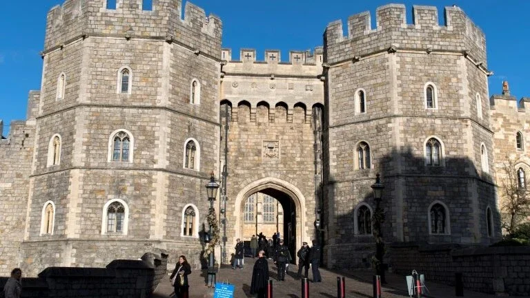 Antes de casamento em Windsor, pessoas sem-teto protestam por discriminação