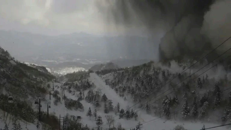 Erupção vulcânica deixa um morto no Japão