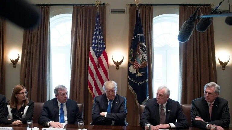 Trump pede acordo sobre imigração, mas continua inflexível sobre muro
