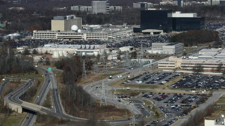 Ex-analista da NSA aceita se declarar culpado de vazar dados sigilosos