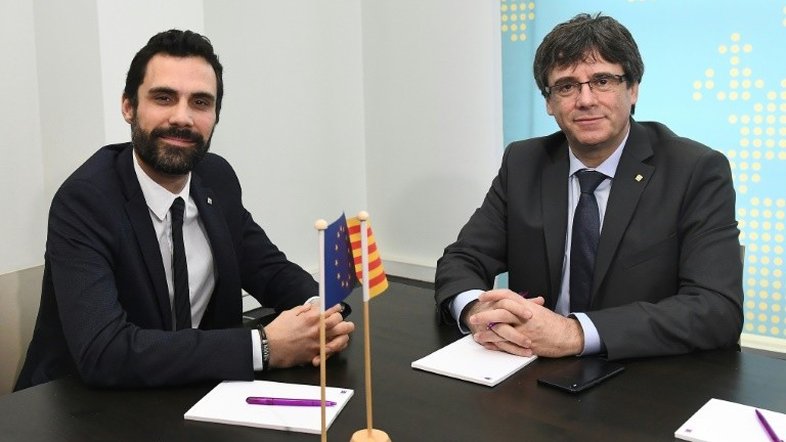 Parlamento da Catalunha adia sessão de posse de Puigdemont