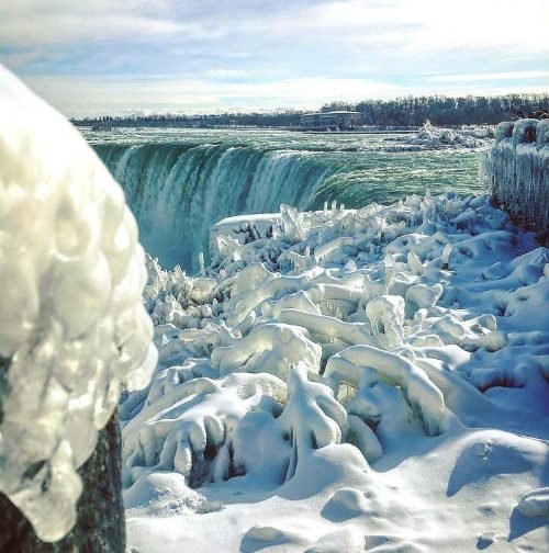 Fotos registram toda a beleza congelante das Cataratas do Niágara no inverno