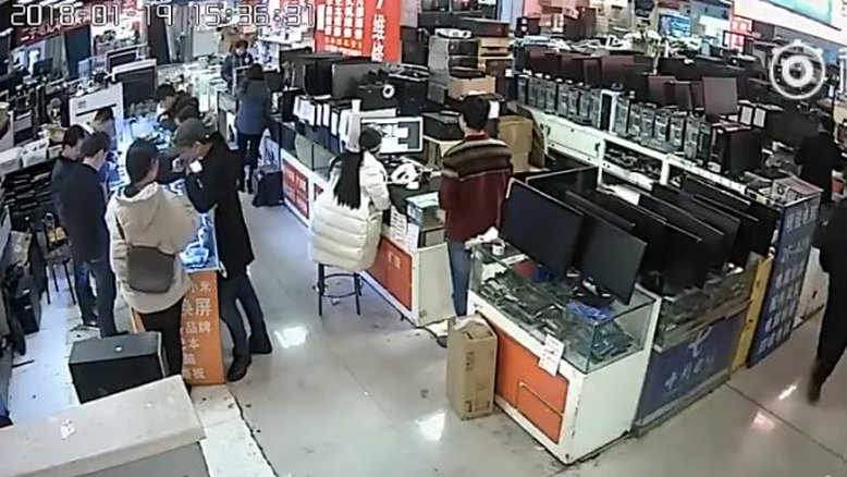 Homem morde bateria de iPhone e ela explode em sua cara