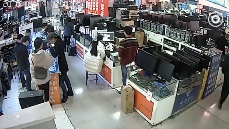 Homem morde bateria de iPhone e ela explode em sua cara