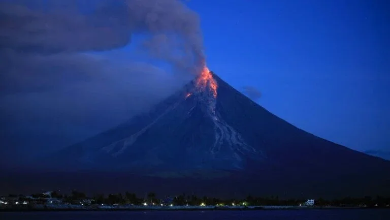 Vulcão Mayón lança lava nas Filipinas