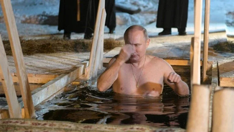 Putin e os russos mergulham nas águas glaciais na Epifania ortodoxa