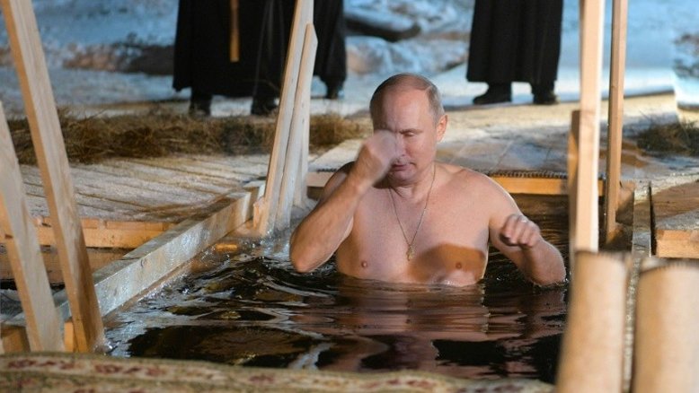 Putin e os russos mergulham nas águas glaciais na Epifania ortodoxa