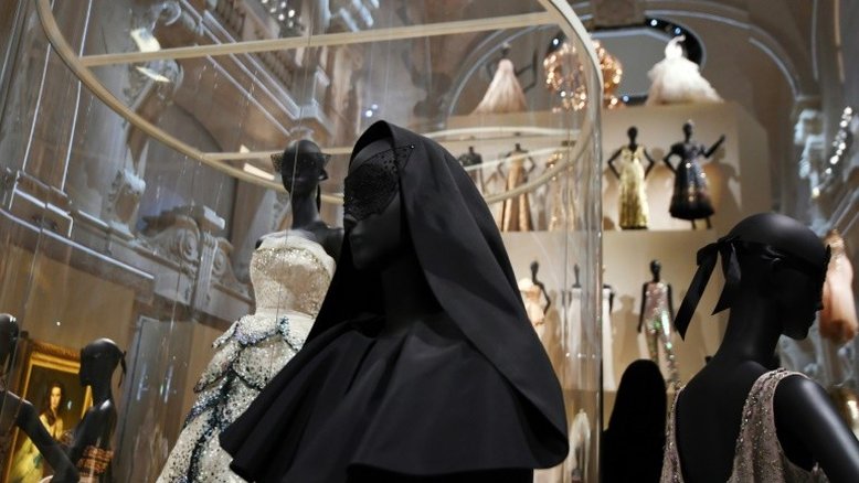 Exposição dedicada a Christian Dior bate recorde em Paris