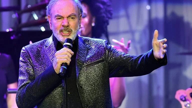 Neil Diamond revela que tem Parkinson e cancela turnê