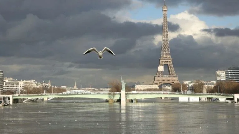 Sena atinge nível máximo previsto para cheia que deixou parisienses em alerta