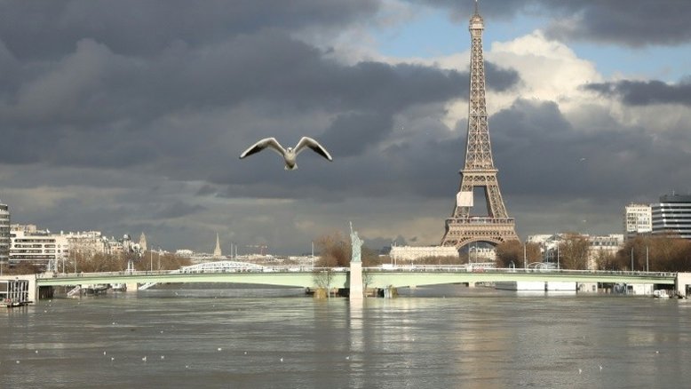 Sena atinge nível máximo previsto para cheia que deixou parisienses em alerta