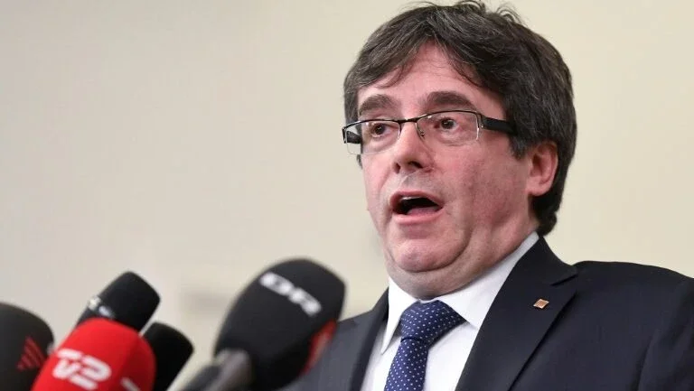 Líder catalão beija bandeira da Espanha em vídeo que viralizou
