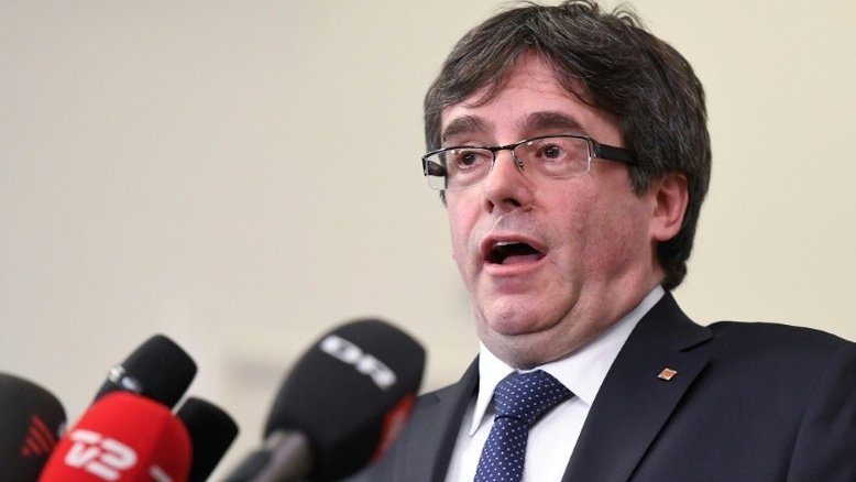 Líder catalão beija bandeira da Espanha em vídeo que viralizou