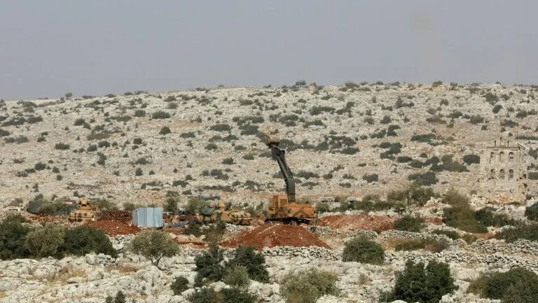 Turquia bombardeia enclave curdo no norte da Síria