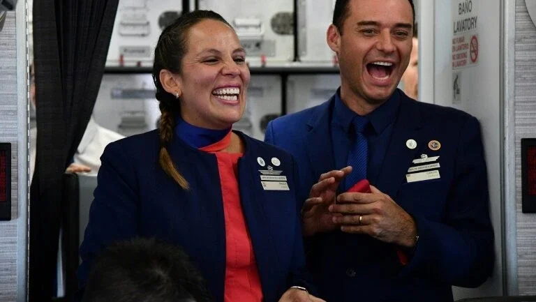 Papa celebra primeiro casamento a bordo do avião papal