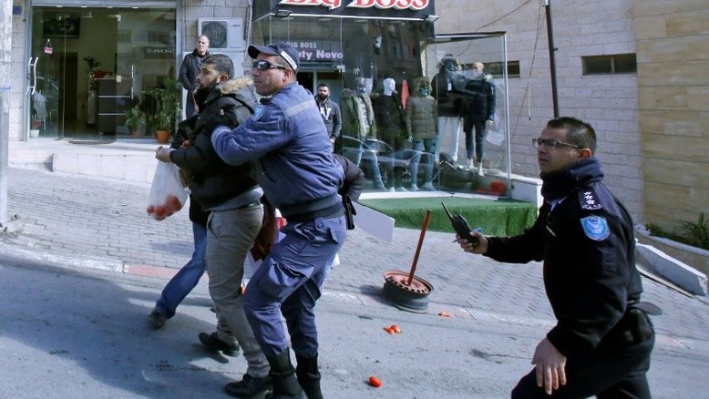 Manifestantes jogam frutas em delegação americana em Belém